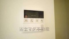 キッチン横からお湯張り、追い炊き、足し湯がボタン一つで楽々操作できる給湯機リモコンです。忙しい夕飯準備の時間帯に重宝しますね。