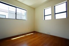 同仕様写真。2面採光を確保した明るい室内は、風通しも良く、大変居心地の良い空間となっております。爽やかな風を感じて起きる朝は、快適生活の始まりに。