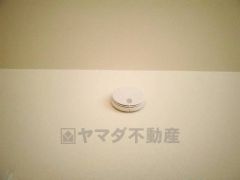 火災による煙や熱を感知して、警報音やブザー等で火災の発生を知らせてくれる火災警報器。
