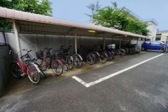 大切な自転車を守れるよう屋根付きの自転車置き場になっております。