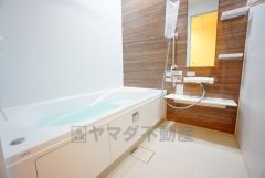 1日の疲れを癒すくつろぎのバスルーム。足を伸ばしてもゆったりと入れるサイズです。お子様と一緒にお風呂に入っても狭くないですね^^