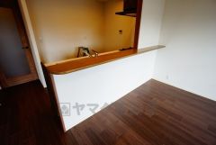 ダイニングへの配膳や調理の時便利なカウンター。ちょっとしたティータイムにもお使いいただけます。