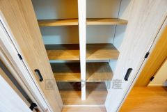 ストックやアルバム、たまにしか見ない書類などの収納に便利な廊下収納。扉付きなので見た目もスッキリ＾＾