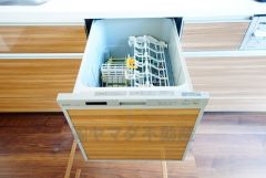食事の後の手間を解消する食器洗い乾燥機付。冬場の洗い物で手荒れの悩みもなくなります。手洗いよりも節約できて便利。