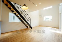 家族が集まる開放的なリビング。思い思いの時間を過ごしたり、家族みんなで食事をしたり、素敵な団らんの場になりますね＾＾