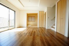 大きな窓のあるリビングは、陽光あふれる明るい空間です。居心地良く、ご家族皆がゆったり寛げる憩いの空間となりそうです。