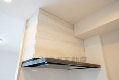 調理により発生する油煙や臭いを吸い込み、屋外へ排気してくれます。