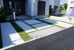 駐車スペースはゆとりある2台分を確保。マイカー用に、お客さま用に、余裕を持ってご利用いただけます。