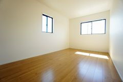 同仕様写真。2面採光を確保した明るい室内は、風通しも良く、大変居心地の良い空間となっております。爽やかな風を感じて起きる朝は、快適生活の始まりに。
