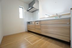 同仕様写真。対面式カウンターキッチンからはお子様の様子が見守れます。ダイニングへの配膳や調理の時便利なカウンター付き。