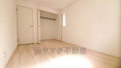 暖かい日差しが差し込む洋室。たっぷり収納できるクローゼット付きでお部屋の中をすっきりと快適に保てます。