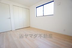 住む人のこだわりを活かす洋室。日当たりがよく、寝室としての利用もおすすめ。広めのクローゼットには荷物をすっきり片付けられ、ゆとりのある暮らしが出来ます＾＾