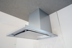 同仕様写真。コンロ上には換気扇完備＾＾調理時の蒸気や匂いが換気扇に誘導され、効率的に排煙ができます＾＾