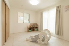 住む人のこだわりを活かす洋室。日当たりがよく、寝室としての利用もおすすめ。広めのウォークインクローゼットには荷物をすっきり片付けられ、ゆとりのある暮らしが出来ます＾＾
