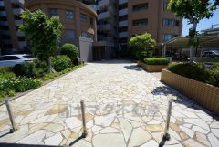 エントランスに続くお洒落なアプローチ入口です。手入れの施された植込が迎えてくれるエントランスです＾＾