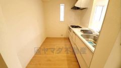 リビングにいるお子様を見守りながらお料理ができる対面キッチン。カウンタートップの汚れもサッと拭き取ることができ、お掃除ラクラク＾＾