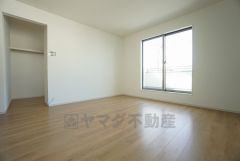 同仕様写真。寛ぎの時間を紡ぎだす主寝室は、大型ベッドを置いても余裕の広さを確保しています。