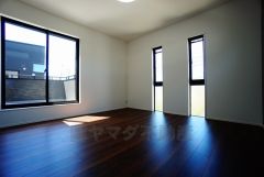 同仕様写真。寛ぎの時間を紡ぎだす主寝室は、大型ベッドを置いても余裕の広さを確保しています。