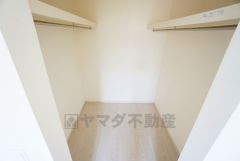 収納力豊富なウォークインクローゼット。洋服や小物などを1箇所にまとめて美しい収納を実現します。