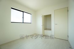 暖かい日差しが差し込む洋室。たっぷり収納できるクローゼット付きでお部屋の中をすっきりと快適に保てます。