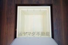 キッチンにある床下収納は、居住スペースを減らさずに買い置きの調味料や非常食などを保管することができます。