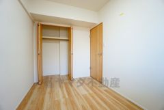 暖かい日差しが差し込む洋室。たっぷり収納できるクローゼット付きでお部屋の中をすっきりと快適に保てます。