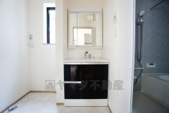 三面鏡つき洗面台。鏡裏にたっぷりとした収納スペースがあります。鏡を閉めてしまえば小物は見えないため、スッキリとした印象の洗面台にできます。