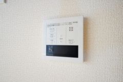 キッチン横からお湯張り、追い炊き、足し湯がボタン一つで楽々操作できる給湯機リモコンです。忙しい夕飯準備の時間帯に重宝しますね。