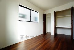 暖かい日差しが差し込む洋室。たっぷり収納できるクローゼット付きでお部屋の中をすっきりと快適に保てます。