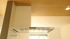 お手入れが簡単なスリム型レンジフードです。調理により発生する油煙や臭いを吸い込み、屋外へ排気してくれます。