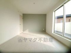 デザインクロスが2階洋室の雰囲気を上品に仕上げています。インテリアでどんな部屋にするのか考えるのも楽しみです。