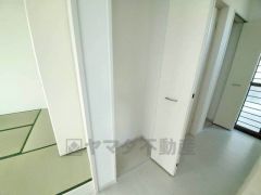 物が散らかりやすいリビングに収納スペースを確保。書類や雑貨をひとまとめにできまるため、お部屋をすっきりさせることが出来ます。