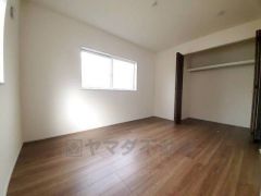 2面採光を確保した明るい室内は、風通しも良く、大変居心地の良い空間となっております。爽やかな風を感じて起きる朝は、快適生活の始まりに。