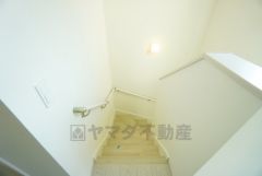 小さなお子様やご高齢の方でも安心できる、手すり付き階段。段差も低めで設定されており、安全性にも優れています。