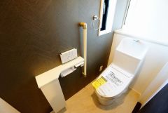 同仕様写真。1階2階の2ヶ所にトイレがありますので、忙しい朝にも家族に気を使わず、ゆとりが生まれますね＾＾ 小窓付きで換気する時に便利です＾＾