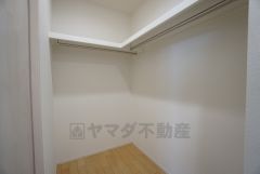 同仕様写真。収納力豊富なウォークインクローゼット。洋服や小物などを1箇所にまとめて美しい収納を実現します。スーツケースのような大型の荷物も置けます＾＾