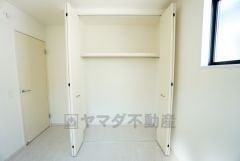 人も物も集まるリビングに収納スペースを確保しました。掃除道具や家族みんなで使うものを収納するのに便利ですよ＾＾