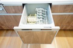 食事の後の手間を解消する食器洗い乾燥機付。冬場の洗い物で手荒れの悩みもなくなります。手洗いよりも節約できて便利。