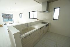 対面式カウンターキッチンでお子様の様子が見守れます。ダイニングへの配膳や調理の時便利なカウンター付き。