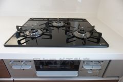 複数の調理を一度に行うことができる3口コンロ。効率よくお料理が出来ます。毎日のお料理も楽しくなりますね＾＾
