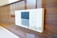 湯量・湯温の設定、そして保温までワンタッチのフルオートバス。便利な追い炊き機能付きです。