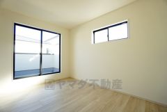 寛ぎの時間を紡ぎだす主寝室は、大型ベッドを置いても余裕の広さを確保しています。