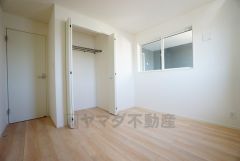 住む人のこだわりを活かす洋室。日当たりがよく、寝室としての利用もおすすめ。広めのクローゼットには荷物をすっきり片付けられ、ゆとりのある暮らしが出来ます＾＾