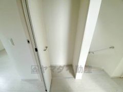 2階の廊下にも収納を確保。各居室に入りきれなかった荷物や、2階で使用する日用品のストック置き場に便利です。