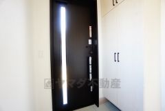 採光も考えられた明るい玄関です。