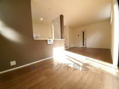 広々とした設計で、家族が集いやすく、くつろぎやすいリビングです。