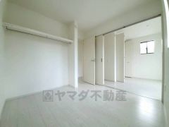 暖かい日差しが差し込む洋室。たっぷり収納できるクローゼット付きでお部屋の中をすっきりと快適に保てます。