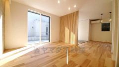 大きな窓のあるリビングは、陽光あふれる明るい空間です。居心地良く、ご家族皆がゆったり寛げる憩いの空間となりそうです。