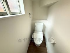 温水洗浄機付トイレです。節水機能もあるので、安心して使えますね。もちろん、1階2階の2ヶ所にトイレがあるので、忙しい朝にもゆとりができますね。