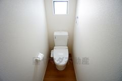 温水洗浄機付トイレです。節水機能もあるので、安心して使えますね。もちろん、1階2階の2ヶ所にトイレがあるので、忙しい朝にもゆとりができますね。